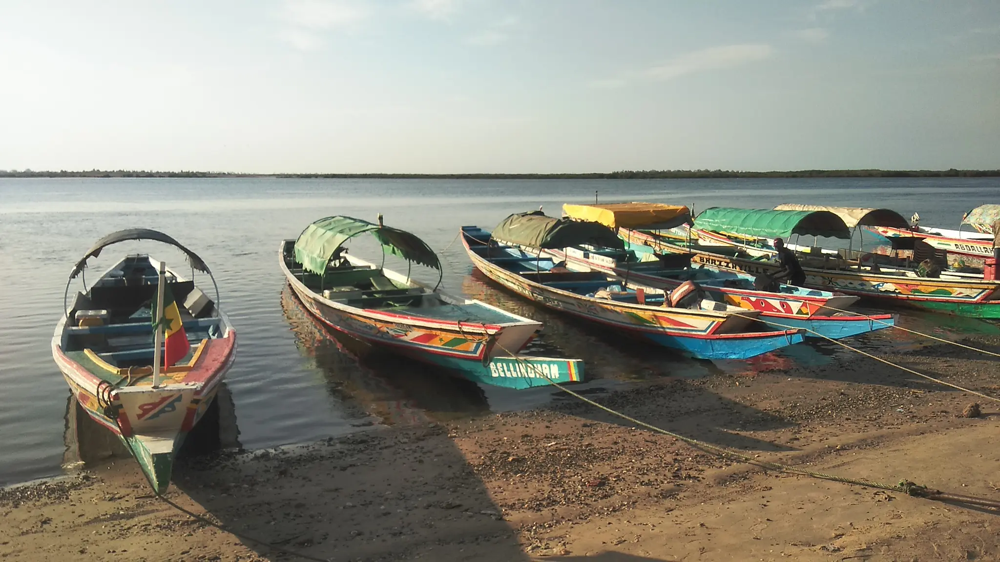 Pirogues colorées sur le fleuve au Sénégal